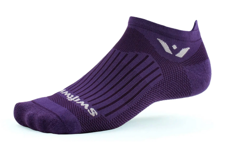 Swiftwick Aspire Zero - No Show Socks Raisin